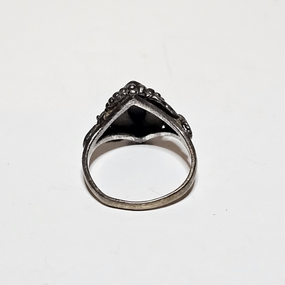 Sterling Silver 925 Black Onyx carved Leaf Motif Ladies Ring size 9 Weighs 4 Gms - Picture 4 of 7